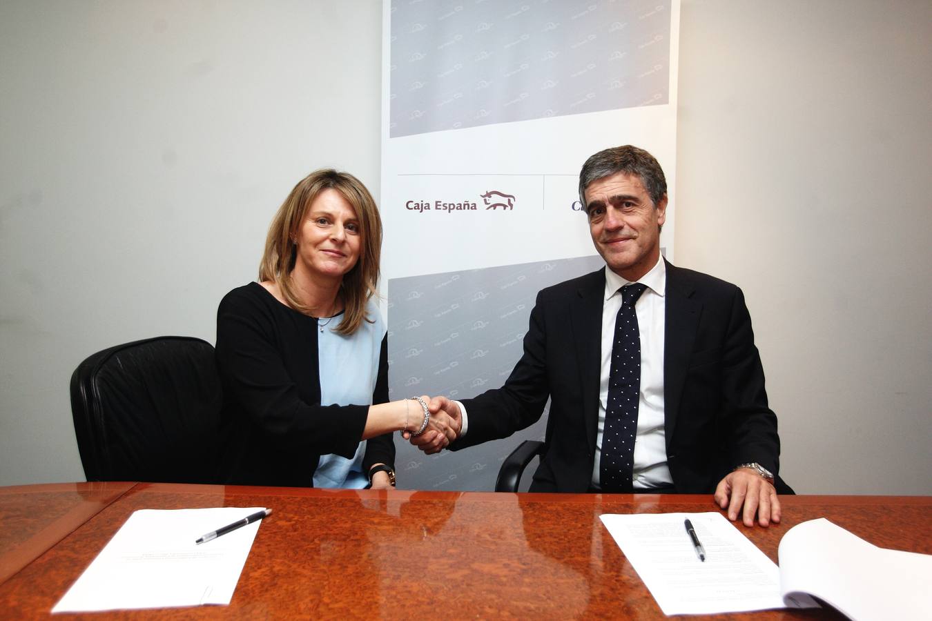 Firma del convenio entre Eduardo Luis López Enríquez, director territorial de Caja España-Duero en Valladolid; y María Yolanda Hernández Cordero, presidenta de CEAT- Valladolid..