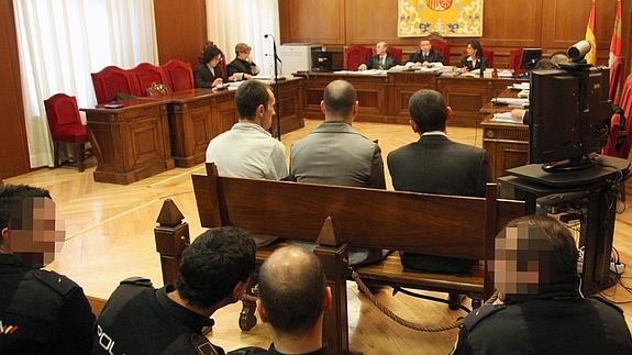 Los tres acusados, de espaldas, escuchan una de las intervenciones de Ignacio Pando durante el juicio en la Audiencia Provincial 