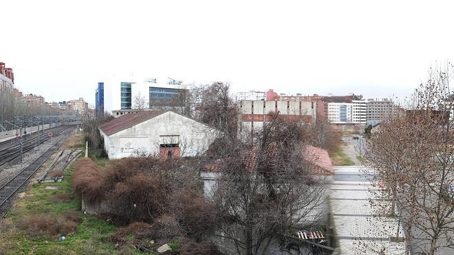 Las tres naves de Ebro ocupan un triángulo entre la vía (al otro lado de la avenida de Irún), el parque de Las Norias y la Ciudad de la Comunicación (al fondo sobresale la nueva sede de la Seguridad Social) 