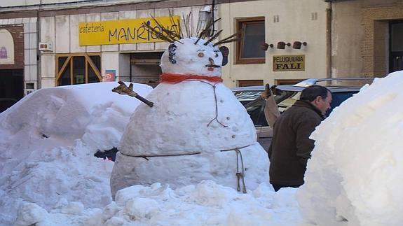 Muñeco de nieve, en las calles de Aguilar.