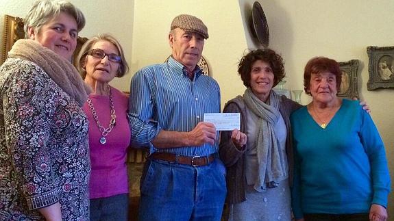 Antonio Soblechero entrega el cheque a miembros de la AECC. Fernando de la Calle