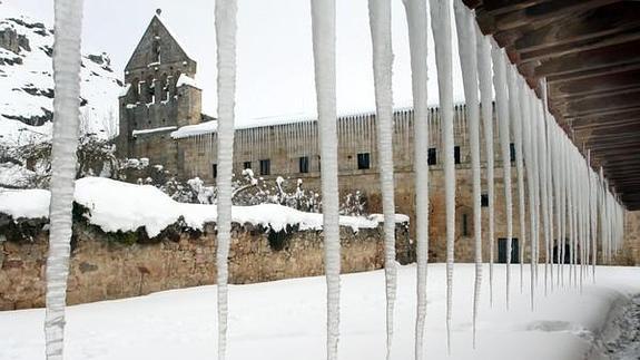 Nieve en la iglesia de Santa María la Real de Aguilar de Campoo. 