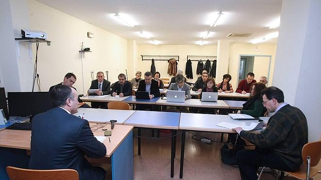 El rector, de espaldas, durante la reunión 