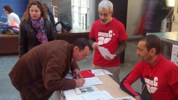 Recogida de firmas en hospital del Río Hortega. EL NORTE