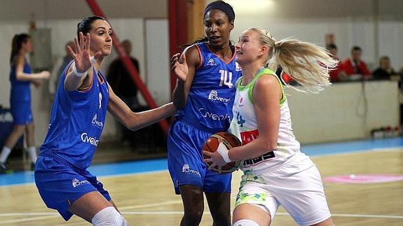 Marija Rezan y Shay Murphy defienden la entrada a canasta de Michaela Stejskalová en el partido de la primera vuelta en Brno. 