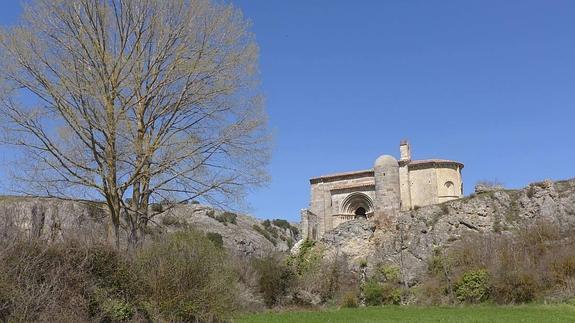 La singular y encastillada iglesia  románica de Vallespinoso de Aguilar. 