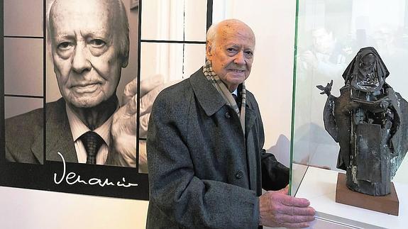 Venancio Blanco, con una escultura de Santa Teresa.