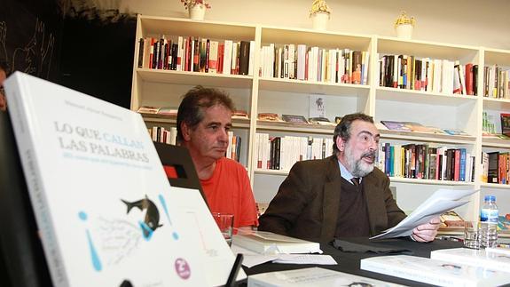 El profesor Jesús Pastor y el autor de ‘Lo que callan las palabras’, el académico Manuel Alvar. Rosa Blanco