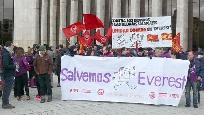 Los manifestantes, ante la sede d ela Junta en León. 