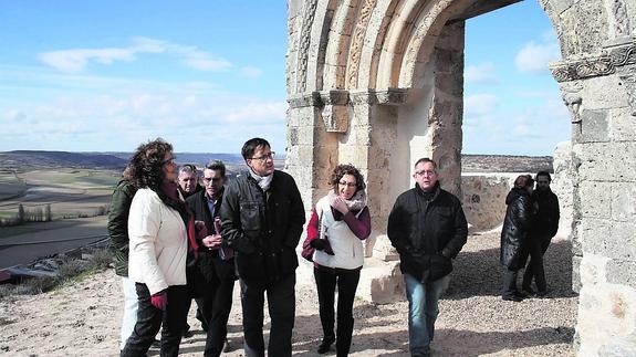 El director general de Patrimonio Cultural y el delegado territorial de la Junta visitan el pequeño templo románico junto al alcalde, el delegado de Patrimonio del Obispado y miembros de la Asociación Nuestra Olma.