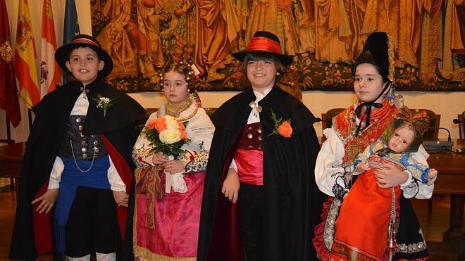 : Los novios, Adrián Jiménez y Cecilia Sánchez, en el centro, acompañados de los padrinos, en el salón de plenos del Ayuntamiento de Toro. 