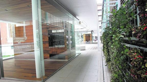 Nuevos quioscos acristalados construidos junto a la Plaza de Abastos. 