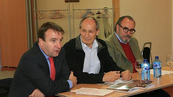 De izquierda a derecha, el alcalde de Tres Cantos, el coordinador del libro y el periodista Felipe Gallego, durante la presentación.