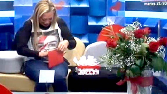 Belén Esteban recibe la carta de su novio Miguel. 