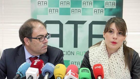 Lorenzo Amor, presidente nacional de ATA y Soraya Mayo, presidenta de ATA en Castilla y León, durante la rueda de prensa. LETICIA PÉREZ - ICAL