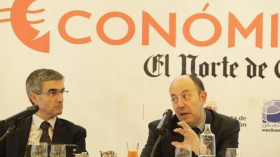 El subdirector de El Norte, J. I. Foces, junto al economista Gonzalo Bernardos. 