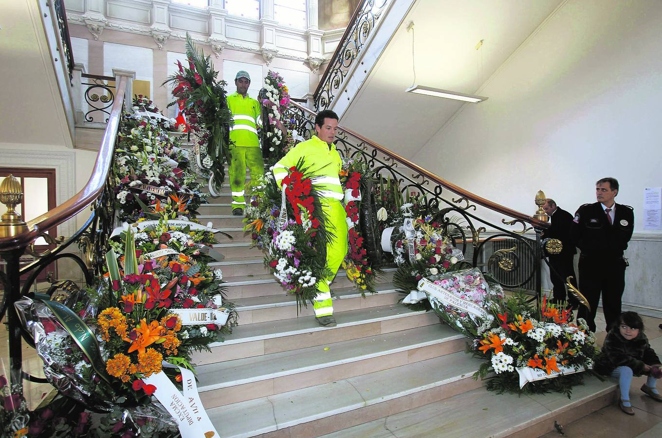 Empleados del Servicio de Vías y Obras recolocan ayer las coronas a ambos lados de la escalinata del Palacio Provincial. 