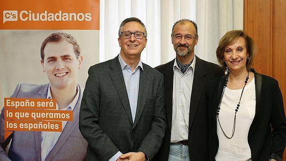 Javier Rodríguez Recio (i), con el coordinador regional Luis Fuentes y María José García Orejana.