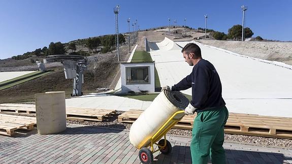 Un operario, durante los trabajos de desmantelamiento de la pista. 