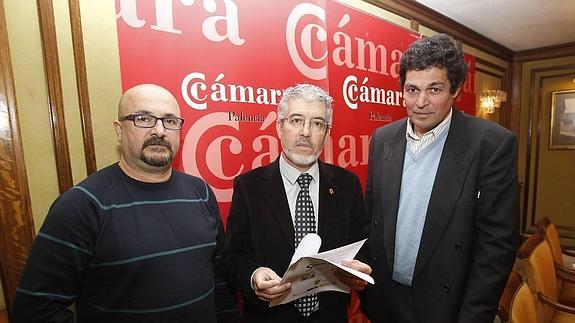 Jesús González, a la derecha, con el alcalde de Saldaña (en el centro) e Ignacio Ruiz, de la asociación de hostelería, en la presentación de la marca 'Saldaña te da más'. 