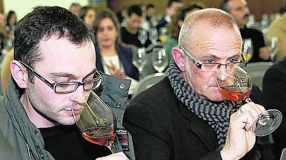 Roberto del Río, Vinoteca La Viña Bonita, y Jesús Meneses, Asociación Sumilleres. 