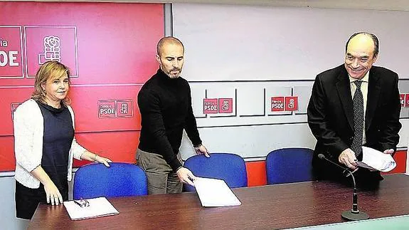 Francisco Ramos, a la derecha, con los otros dos procuradores del PSOE por Palencia, María Sirina Martín y Julio López. 