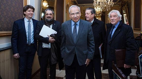 El alcalde de Soria, Carlos Martí­nez; el director de El Norte de Castilla, Carlos Aganzo; el exvicepresidente del Gobierno, Alfonso Guerra; el exdirector general de la Unesco, Federico Mayor Zaragoza, y el presidente de la Fundación Machado, Manuel Núñez Encabo, antes del acto de homenaje. 