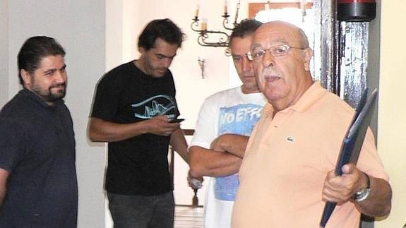 Lorenzo del Moral, a la derecha, alcalde de Esguevillas tras una moción de censura.