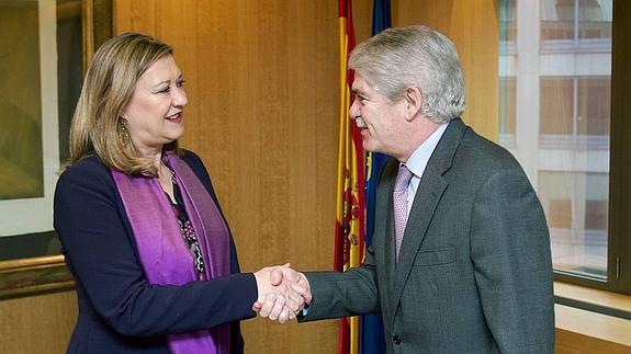 La consejera de Hacienda, Pilar del Olmo, se reúne con el embajador Representante Permanente de España ante la UE, Alfonso María Dastis. 