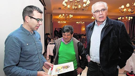 Francisco Salvador, coordinador de UCCL-Palencia; Benigno Pasteiro, productor de Orense, y santiago Pascual, presidente de la Asociación Palentina de Apicultura, al término de las jornadas.