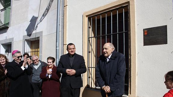 El obispo de Segovia, César Franco, y los vecinos aplauden las palabras del sacerdote Miguel Sobrados tras descubrir una placa en la casa parroquial.
