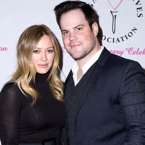 Mike Comrie junto a Hilary Duff.