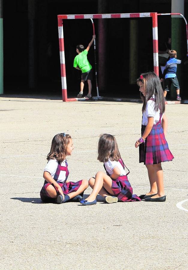 Alumnos de Maristas juegan en en el primer día de curso. 