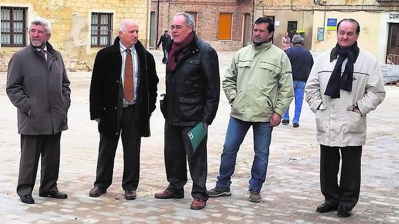 Urbano Alonso y Luis Santos, segundo y tercero por la izquierda, visitan la plaza de Astudillo.