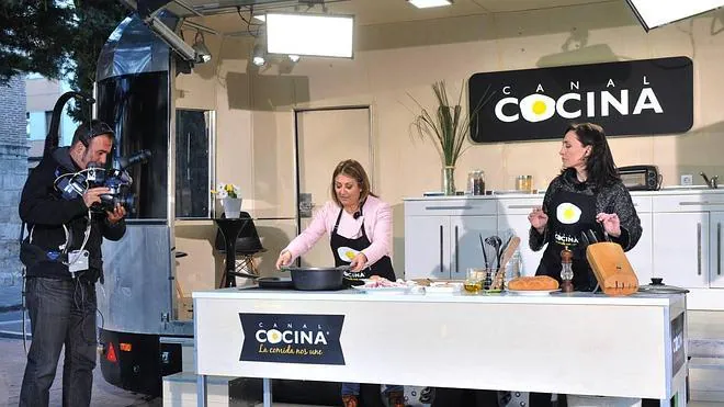 Teresa López, en plena faena culinaria en el programa de televisión ‘Hoy cocina el alcalde’. 