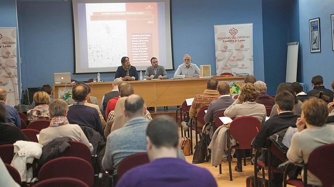 Participantes en la jornada sobre educación y redes sociales celebrada en el colegio de Lourdes. 