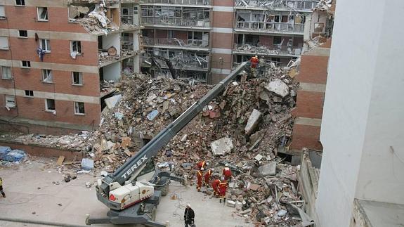 Una grúa retira escombros del edificio derruido el 1 de mayo del 2007 en la calle Gaspar Arroyo. 