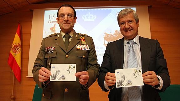 El general director de la Academia de Artillería, Alfredo Sanz y Calabria (izquierda), y el presidente de Correos, Javier Cuesta Nuin, presentan el sello del 250 Aniversario de Artillería.