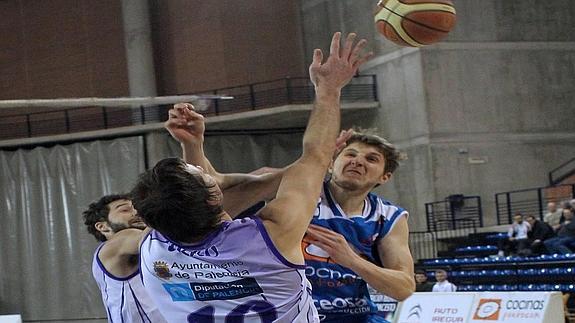 Urko Otegui intenta taponar a Kudlace. 