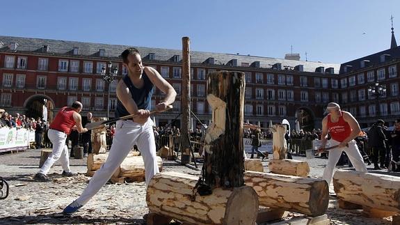 Exhibición de cortes tradicionales de la madera en la Plaza Mayor de Madrid.