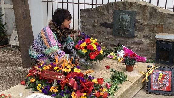 La concejala de Patrimonio y Turismo del Ayuntamiento de Segovia, Claudia de Santos, deposita unas flores con los colores de la bandera republicana sobre la tumba de Antonio Machado, hace unos días en el cementerio de Collioure (Francia). 