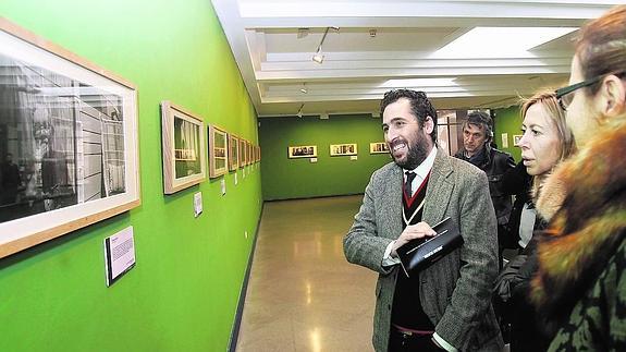 Óscar Fernández Orengo explica sus imágenes, durante la inauguración de la exposición