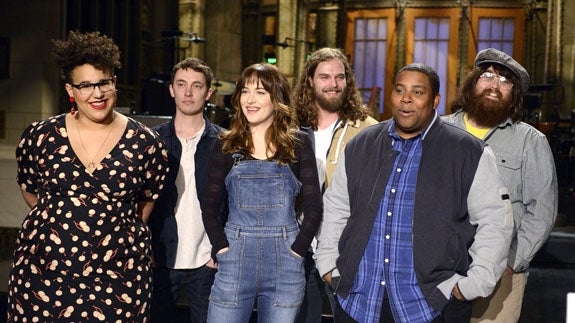 Dakota Johnson junto a miembros del equipo del 'SNL'