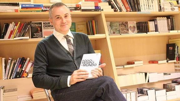 Manuel Olveira, ayer en la presentación de su novela en la librería Artemis de León.   