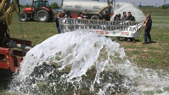 Ganaderos de vacuno de leche vierten miles de litros en Segovia para protestar por los bajos precios y la crisis del sector.