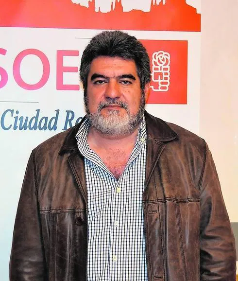 Juan Tomás Muñoz en la sede del PSOE en Ciudad Rodrigo en la tarde de ayer.