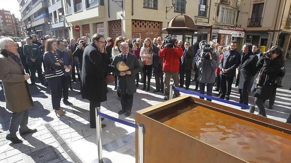 Polanco y Villanueva contemplan la nueva fuente conmemorativa de la Plaza de Abastos.