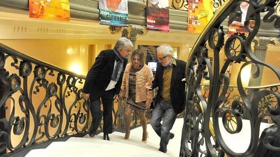 Emiliano Allende, director del festival, la alcaldesa de Medina del Campo, Teresa López y el realizador Emilio Martínez Lázaro. 