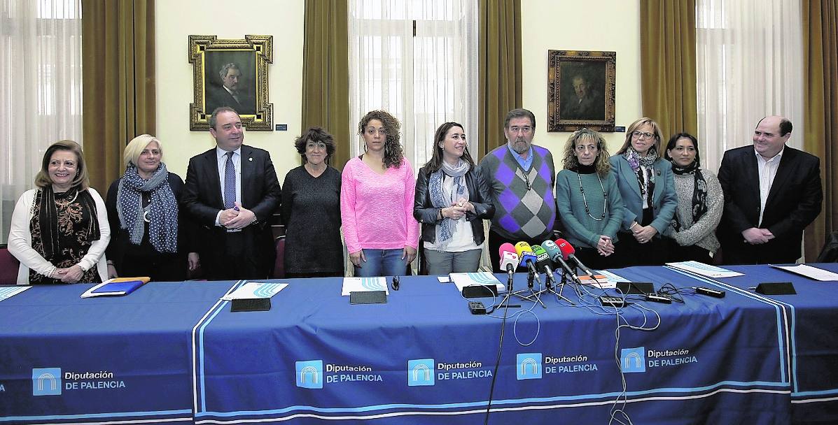 Ana Asenjo, en el centro, este jueves, con representantes de las organizaciones sociales. 