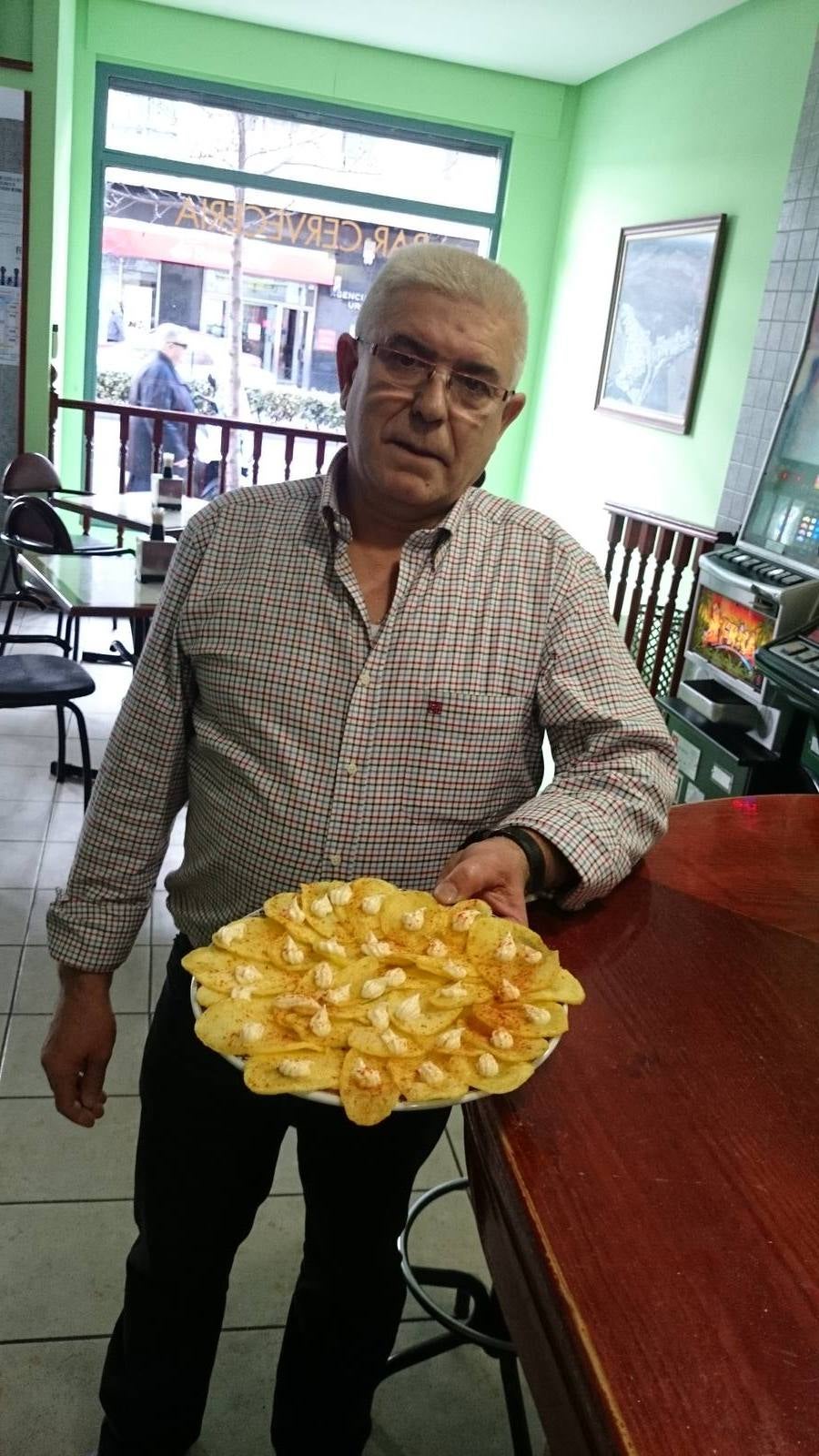 Así se cocinan las patatas al remolino del bar Málaga
